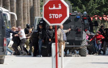 Las fuerzas de seguridad evacuan a los turistas que se encontraban visitando el Museo del Bardo y las inmediaciones del Parlamento en el momento del ataque.