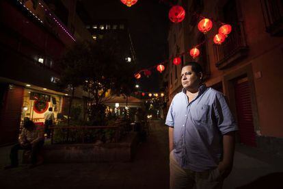 El escritor Julian Herbert, en el barrio chino de la Ciudad de M&eacute;xico. 