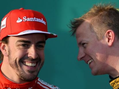 Alonso, en el podio con Raikkonen.