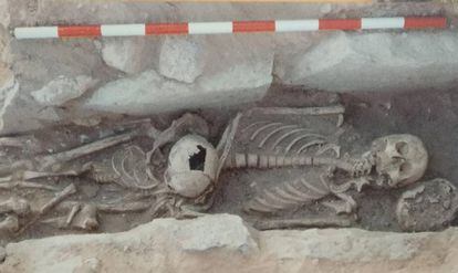 Dos de los cuerpos encontrados en la necrópolis del yacimiento.