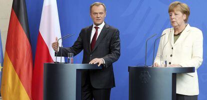 La canciller alemana, Angela Merkel, y el primer ministro polaco, Donald Tusk, ofrecen una rueda de prensa, este viernes en Berlin.
