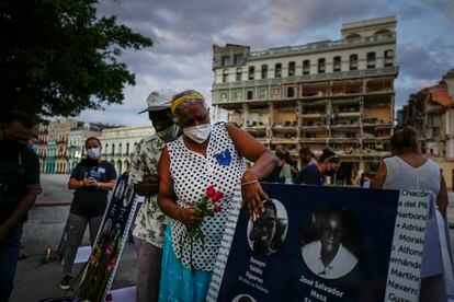 Familiares de una de las víctimas del hotel Saratoga, en La Habana, en la vigilia celebrada este viernes.