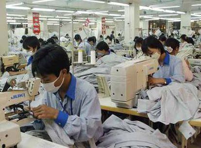 Trabajadores de una empresa textil en Hanoi.