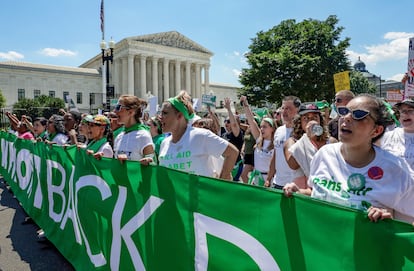 Activistas en favor del aborto, esta semana a las puertas de la sede del Tribunal Supremo.