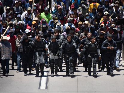 Manifestantes marchan escoltando a elementos retenidos de la Policía estatal y la Guardia Nacional en Chilpancingo (Guerrero), el 10 de julio.