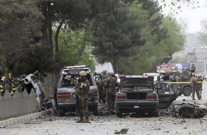 Las fuerzas de seguridad inspeccionan el lugar del atentado suicida en Kabul.