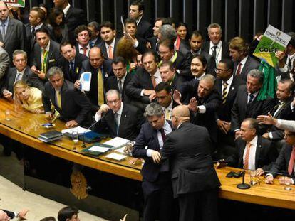  Varios diputados se manifiestan en la C&aacute;mara de Diputados de Brasil, al inici&oacute; de la sesi&oacute;n.