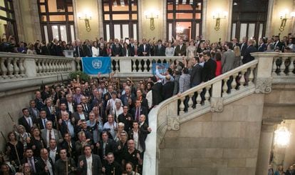 Celebración en el Parlament tras la declaración de independencia el 27 de octubre de 2017. Al fondo, Puigdemont y los miembros del Govern, con los diputados de la CUP detrás. En la escalinata, alcaldes con las varas de mando.