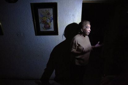 Una mujer en su casa, durante uno de los cortes de luz para ahorrar, en Maracaibo, el 28 de abril.