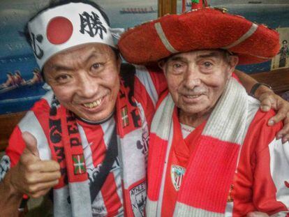Masami Murakami junto a un aficionado del Athletic Club.