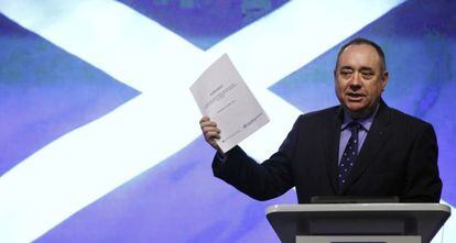 Salmond, ministro principal de Escocia, con el acuerdo para el referéndum.