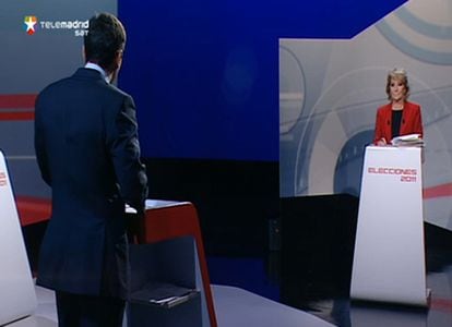 Tomás Gómez, de espaldas, y Esperanza Aguirre, de frente, durante su cara a cara al final del debate.