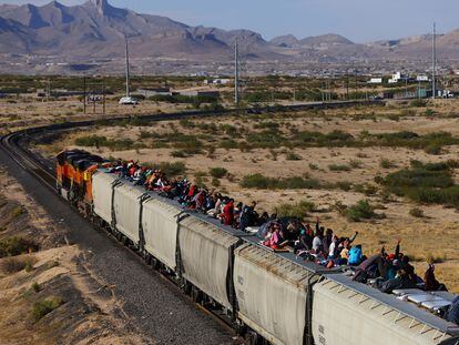 Migrantes viajan sobre un tren en Ciudad Juárez (México), el 6 de octubre.