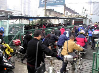 Pasajeros de uno de los 'ferries' que cruzan el río Huangpu en Shanghai