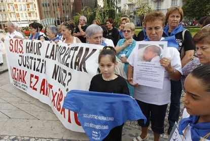 Concentración, ayer en Bilbao, para reivindicar el auxilio de la justicia tras las denuncias del robo de bebés.