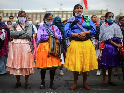 Mujeres indígenas protestan frente a Palacio Nacional, en mayo de 2020.