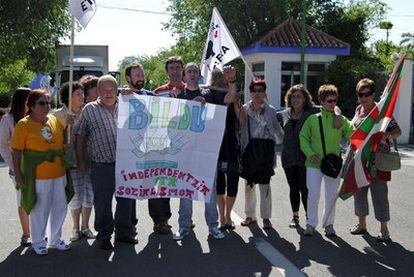 Ander Errandonea (con el puño en alto) y un grupo de familiares sostienen la pancarta de Bildu, ayer en la puerta de la prisión.