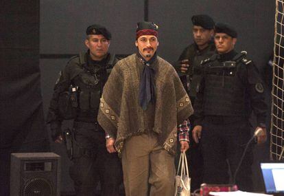 El líder mapuche Jones Huala ingresa en marzo pasado al tribunal de Bariloche que autorizó su extradición a Chile.