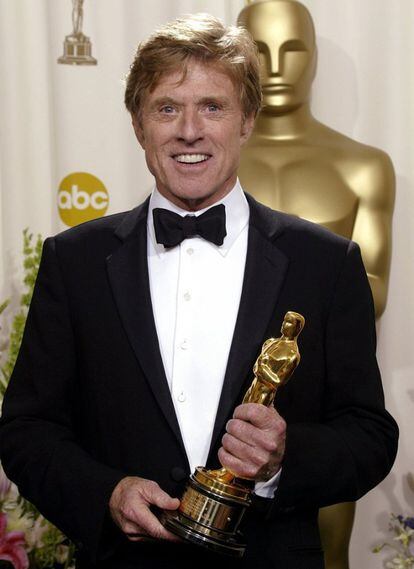 Robert Redford posa con su oscar Honorífico, en la sala de prensa de la 74º entrega de los Premios Oscars de la Academia de Hollywood en Los Angeles (Estados Unidos), el 22 de marzo de 2002.
