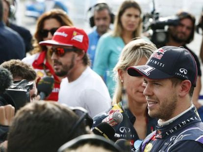 Vettel y Alonso hablan con los periodistas tras la sesi&oacute;n en el circuito de Suzuka, en Jap&oacute;n. 
