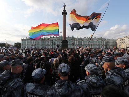La policía rusa bloquea un acto en defensa del colectivo LGBTIQ frente al Museo del Hermitage de San Petersburgo en agosto de 2020