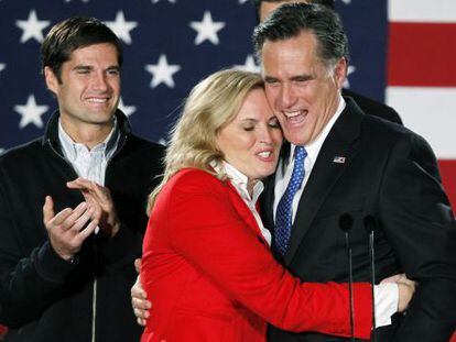 El candidato Mitt Romney, abrazado por su esposa, Ann, el martes en Des Moines.