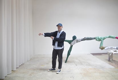 Imagen de Carlos Fernández-Pello frente a su obra.