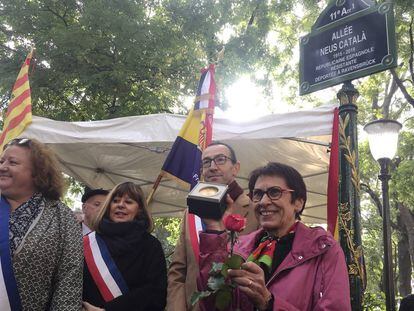 La hija de Neus Català, Margarita Català, interviene en el homenaje a su madre en París.