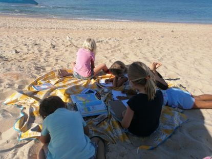 Varias alumnas de la escuela playa Tierra y Sal de Sancti Petri, en Cádiz, aprenden geografía en la playa.