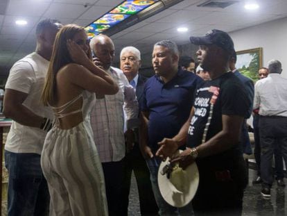 Familiares y amigos de David Ortiz, en la clínica en la que está ingresado el exjugador de béisbol en Santo Domingo tras recibir un disparo.