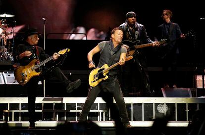 Bruce Springsteen and the E Street Band en un actuación en Barcelona en 2016. (AP Photo/Manu Fernandez, File)