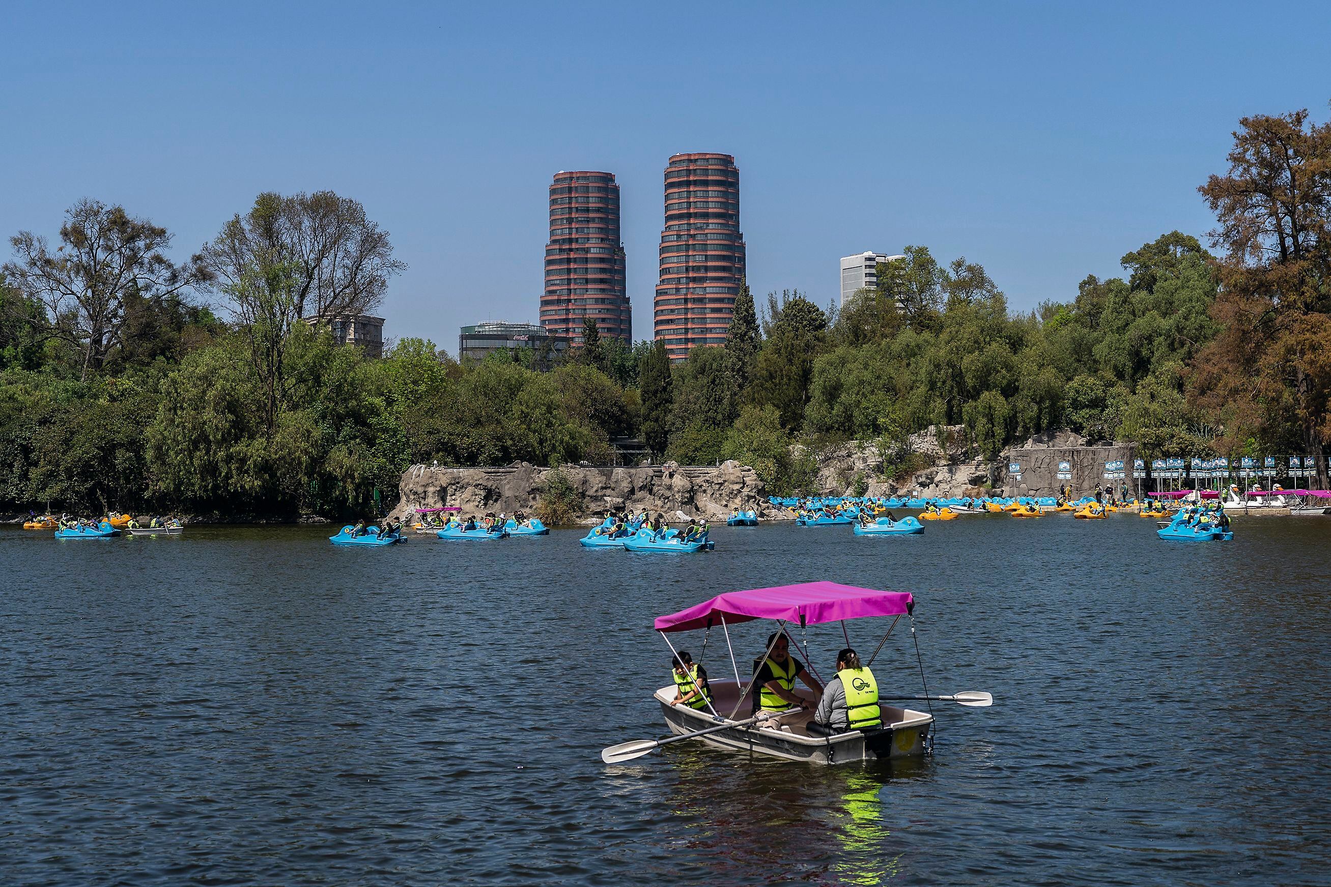 Vista del lago central de la primera sección del Bosque de Chapultepec el día 18 de febrero de 2024. El bosque de Chapultepec es el pulmón más grande de la zona metropolitana del valle de México, ha quedado al centro de la ciudad y funciona como parque recreativo y de proyectos culturales y artísticos. 