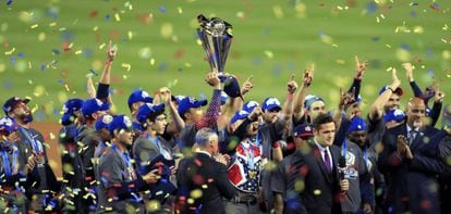 Los jugadores de Estados Unidos celebran la victoria sobre Puerto Rico en la final del Cl&aacute;sico Mundial de B&eacute;isbol 