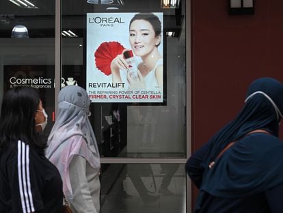 Varias mujeres pasan por delante de una tienda de L'Oréal en Genting Highlands (Malasia).