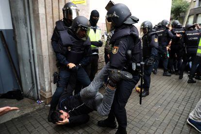 Desallotjament de la Policia Nacional i retirada d'urnes a l'institut Jaume Balmes, a Barcelona.