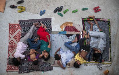Una familia india duerme en el tejado de una casa para combatir el calor de finales de mayo de 2015 en Nueva Delhi, India.