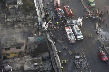 Vista aérea donde el personal de emergencias trabaja la zona más afectada por la explosión de un camión cisterna en Ecatepec, México.