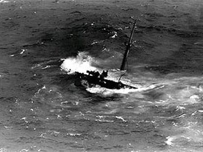 El petrolero <i>Mar Egeo,</i> hundiéndose en la costa de A Coruña en 1992.