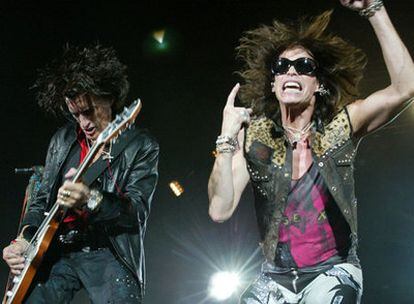 Steven Tyler, a la derecha, y Joe Perry en un concierto de Aerosmith en Tokio en 2004.