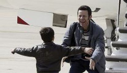 El periodista de &#039;El Mundo&#039; Javier Espinosa se dispone a abrazar a su hijo tras aterrizar en la base A&eacute;rea de Torrej&oacute;n.