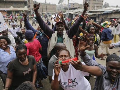 Simpatizantes del líder de la principal coalición opositora celebran en Nairobi la decisión del Supremo.