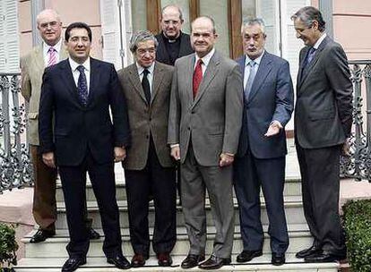 De izquierda a derecha, José Antonio Arcos (Caja Jaén), Antonio Pulido (Cajasol), Braulio Medel (Unicaja), Santiago Gómez Sierra (Cajasur), Manuel Chaves, José Antonio Griñán y Antonio Claret García (CajaGranada) posan en la Casa Rosa antes de comenzar la reunión de trabajo.