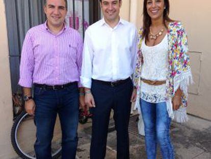 Elías Bendodo, Juan Manuel Moreno y María Paz Fernández, en Ronda.