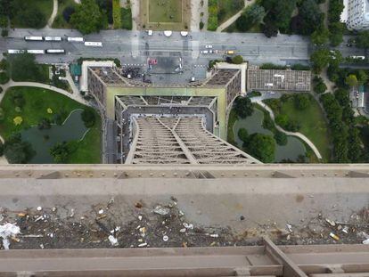 Ni la Torre Eiffel se libra de la suciedad