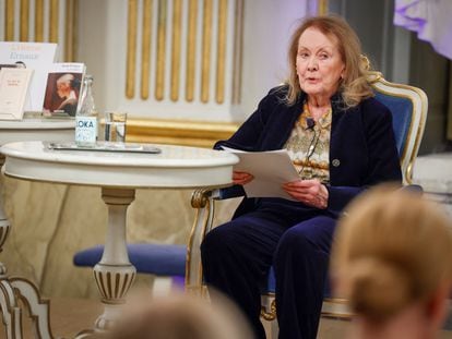 Annie Ernaux durante la lectura de su discurso ante la Academia Sueca.