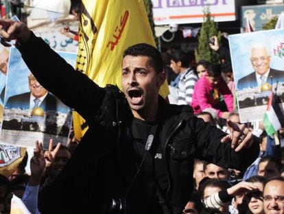 Un hombre palestino participa en una manifestación en Nablus (Cisjordania).