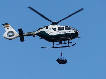 Un helicóptero de la Guardia Civil trasladaba el segundo cadáver hallado en Aldea del Fresno, este viernes.