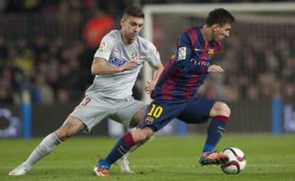 Messi en acción ante Siqueira, en la ida de cuartos de Copa del Rey.