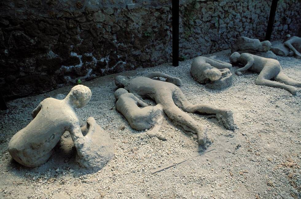 Moldes de cuerpos sepultados por las cenizas del Vesubio, en Pompeya.