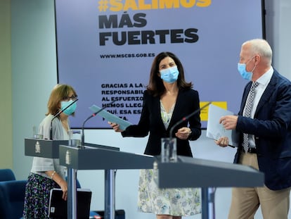 La directora del Instituto de Salud, Raquel Yotti (en el centro), junto al secretario general del Ministerio de Sanidad, Faustino Blanco. y la directora del Centro Nacional de Epidemiología, Marina Pollán, este lunes durante una rueda de prensa en La Moncloa.